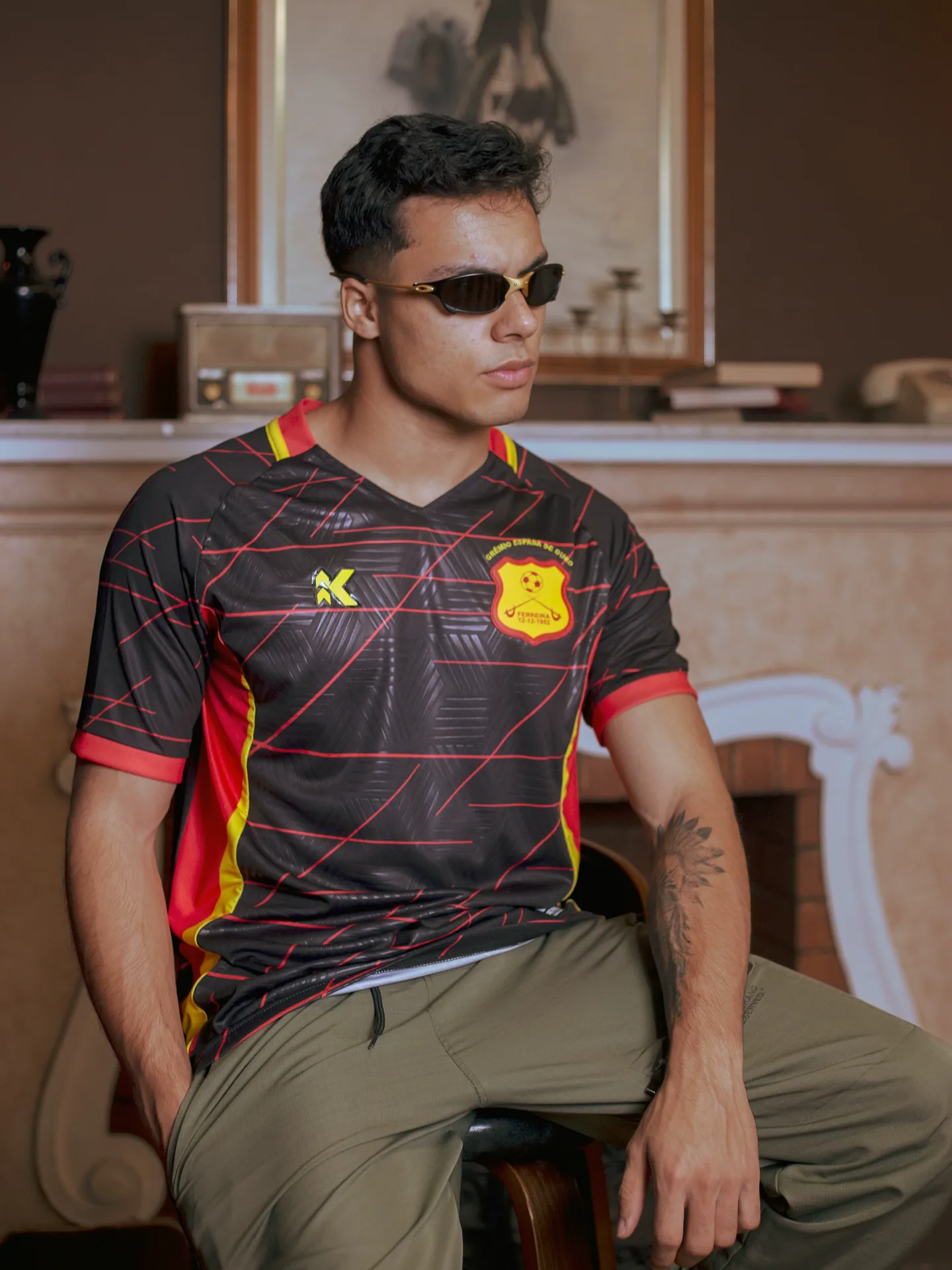 Frente texturizada, gola e aplicações da camisa AUTHENTIC