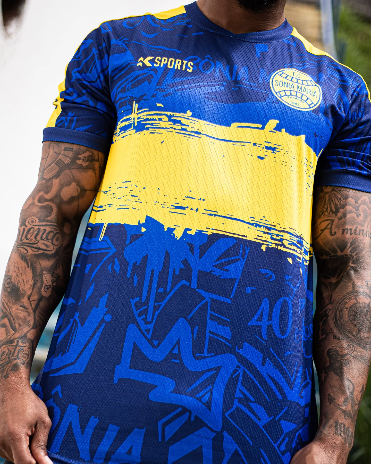 Detalhe frontal do uniforme FUSION