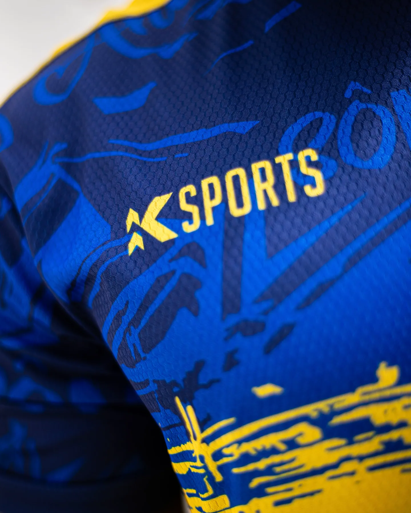 Atleta com uniforme FUSION azul e amarelo em campanha externa
