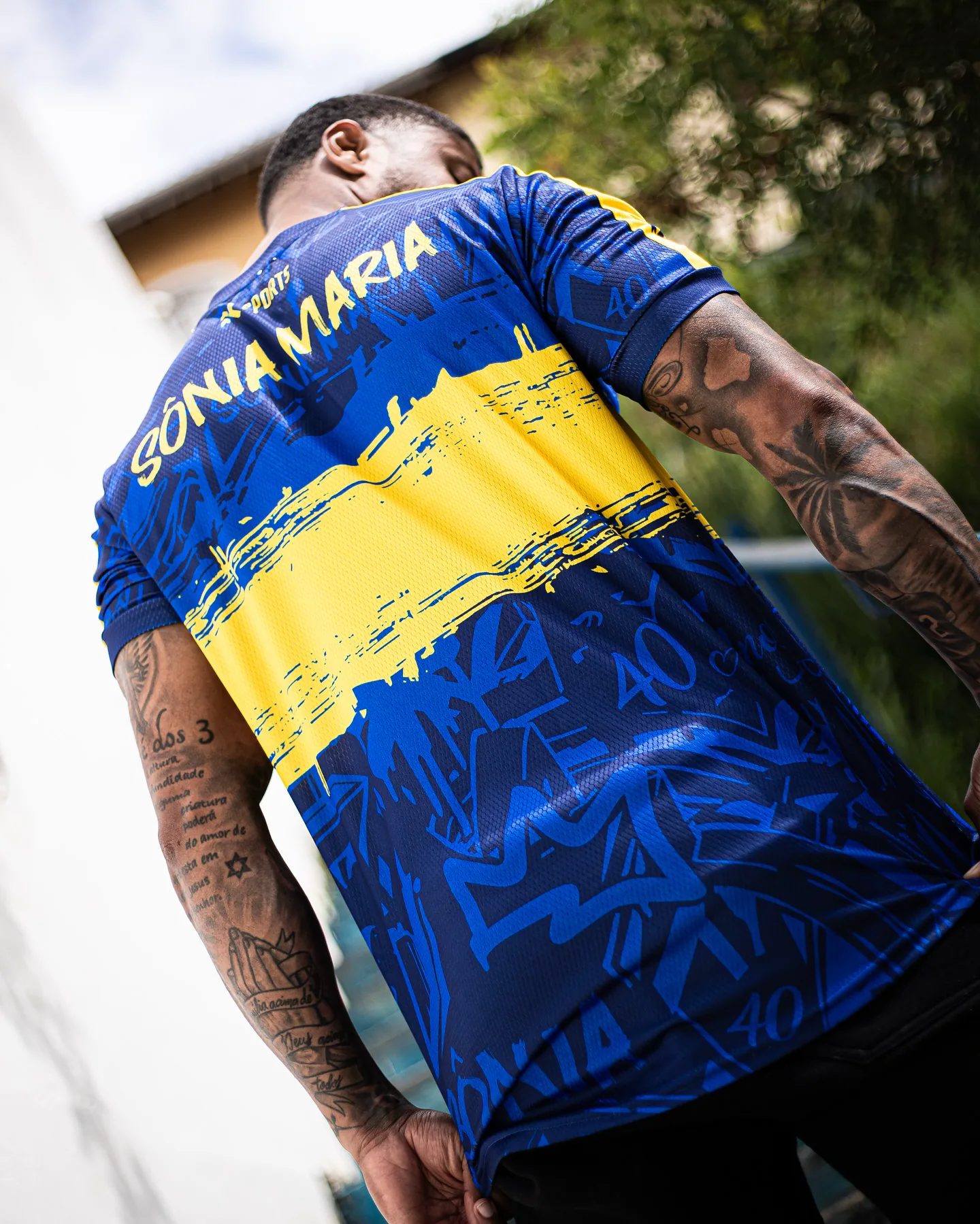 Vista traseira da camisa FUSION em uso