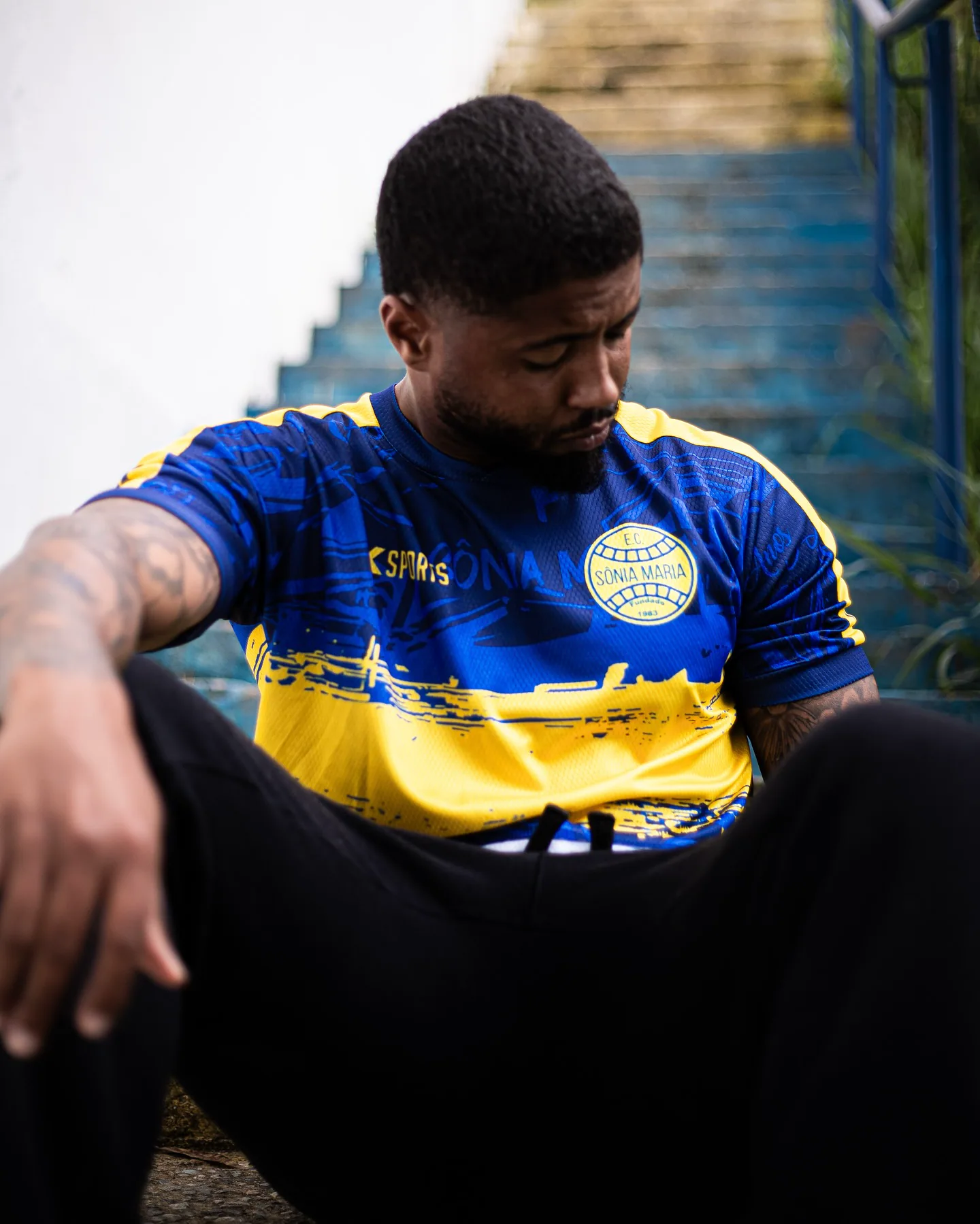 Atleta sentado com a camisa FUSION em destaque