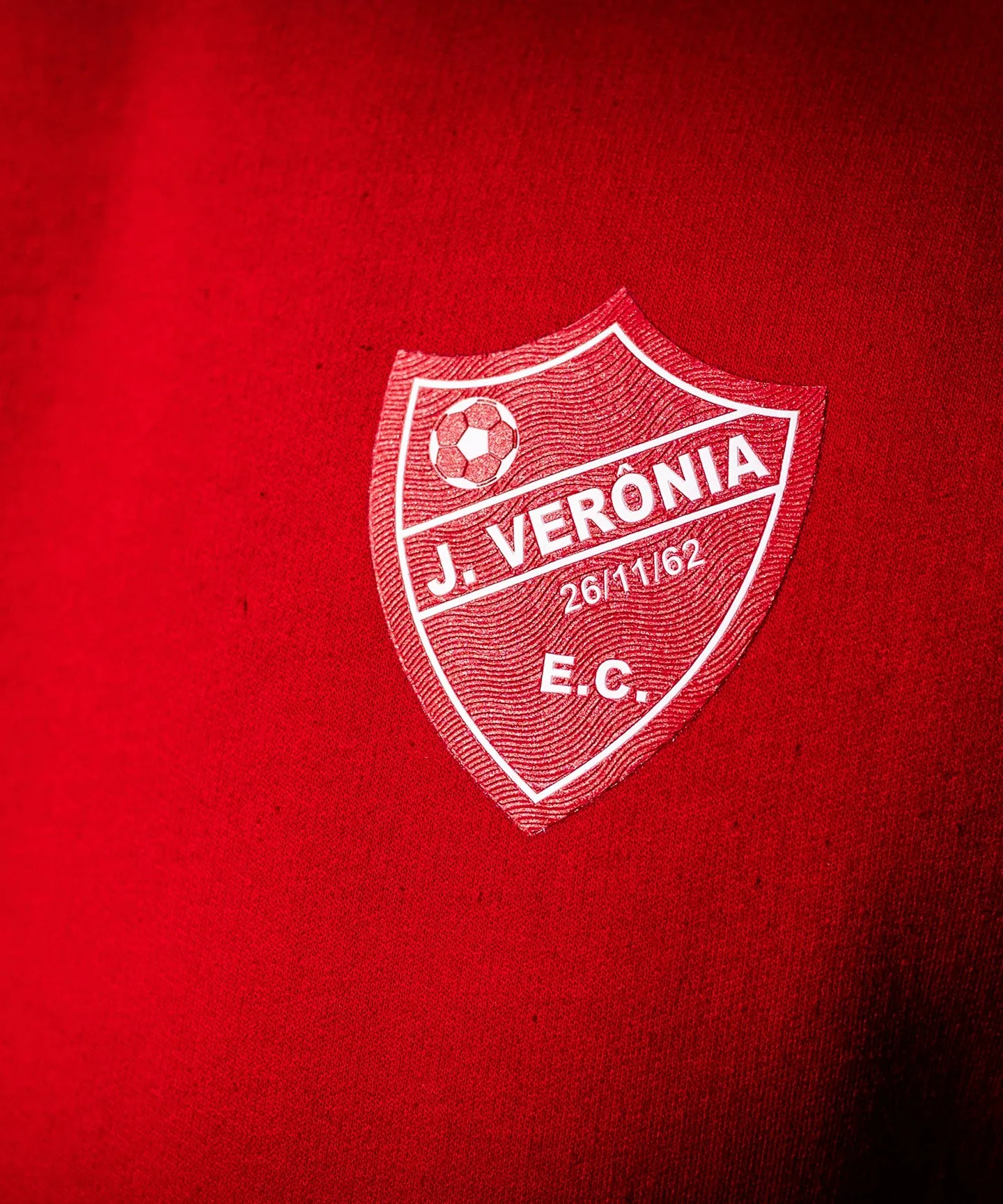 Close oficial do escudo em DTF incluso no agasalho TREND