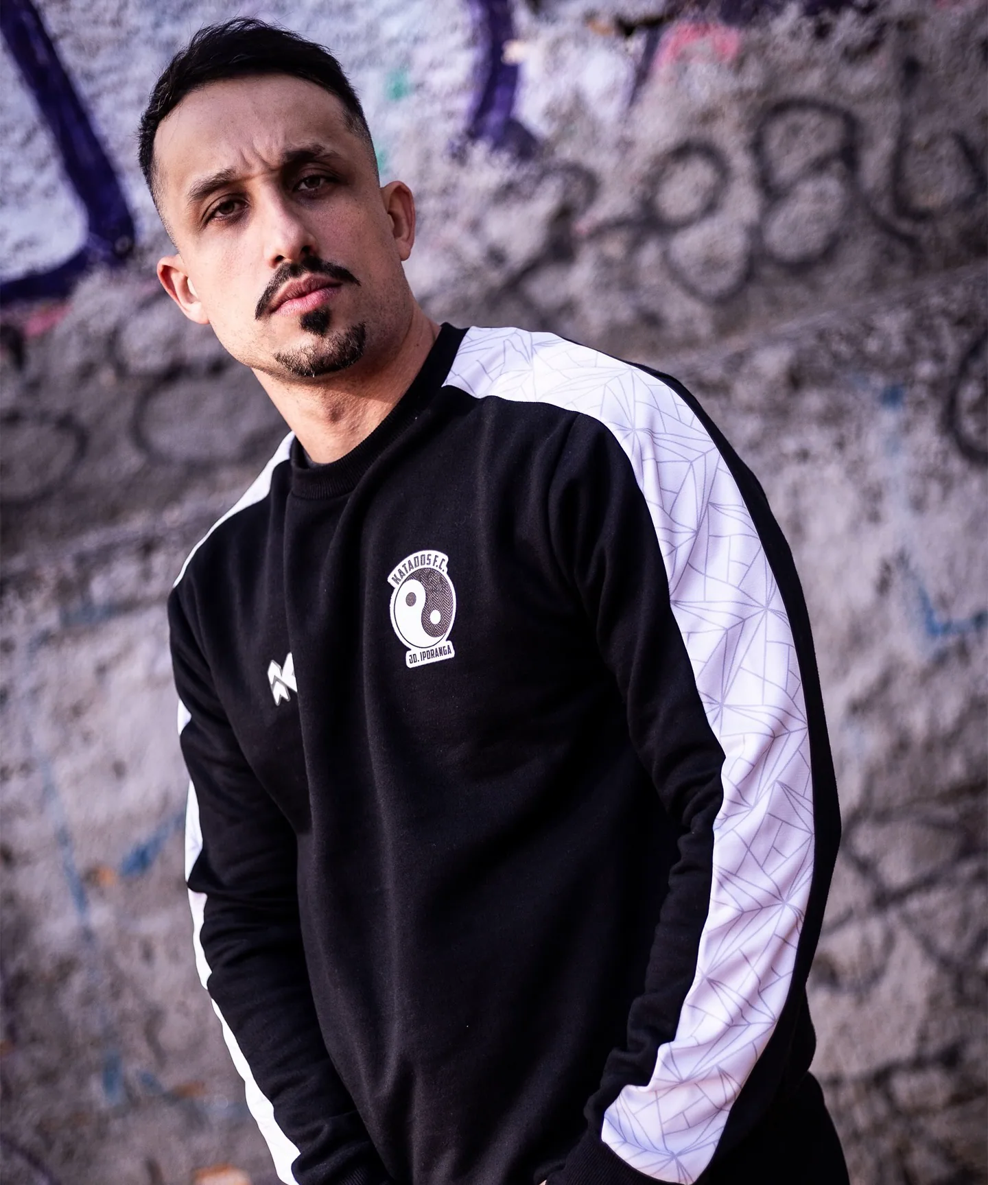 Agasalho TREND preto em campanha urbana